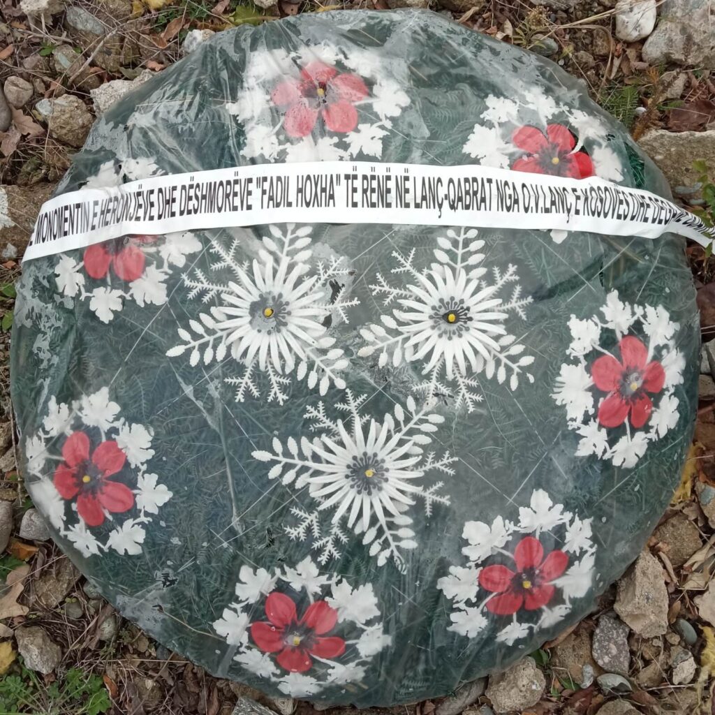 Corona di fiori deposta da O.V.Lanç presso la necropoli partigiana di Gjakova il 09 novembre 2023