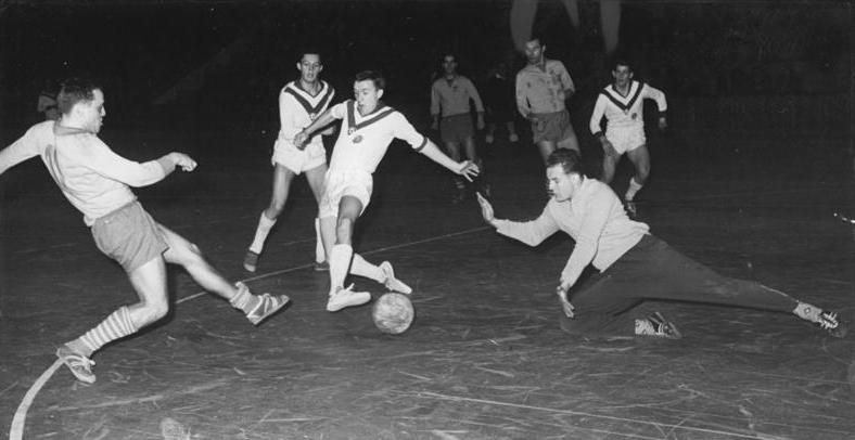 J&uuml;rgen N&ouml;ldner al tiro in un torneo al coperto