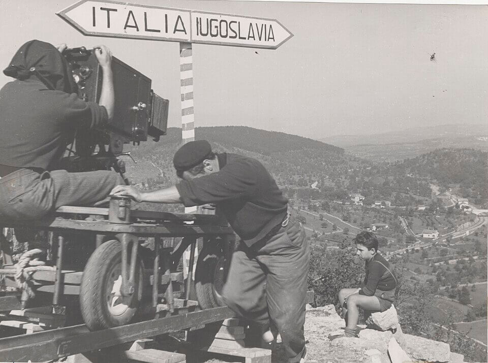 Foto del confine tra Italia e Jugoslavia durante le riprese del film Cuori senza frontiere, 1950