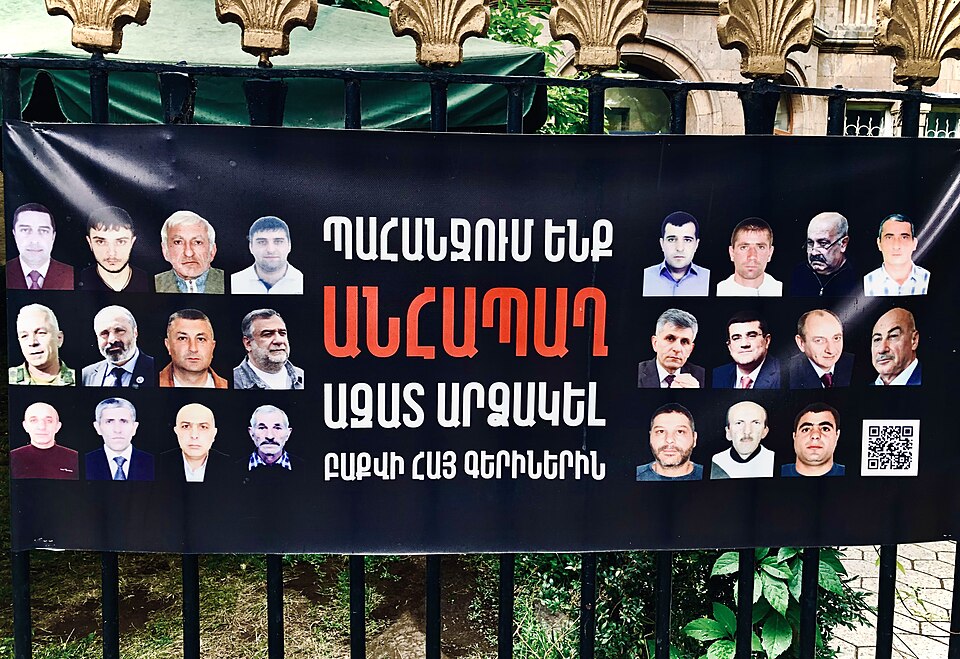 Uno striscione a Erevan, Armenia, per il rilascio degli armeni dell'Artsakh, Nagorno-Karabakh, imprigionati dall'Azerbaigian