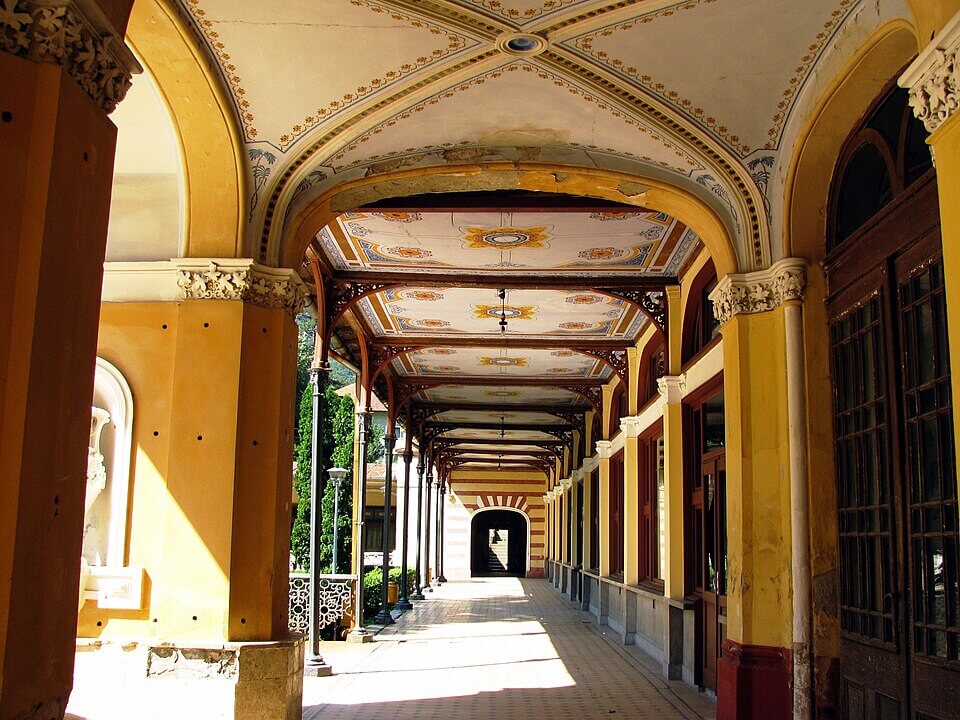 Porticato esterno del Casinò di Băile Herculane