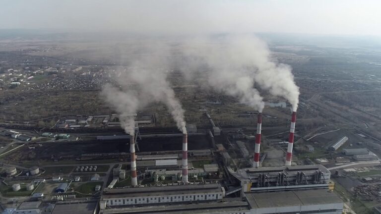 Centrale termoelettrica a carbone in Siberia occidentale, luogo chiave per l'attivismo ambientale che denuncia i danni delle politiche russe