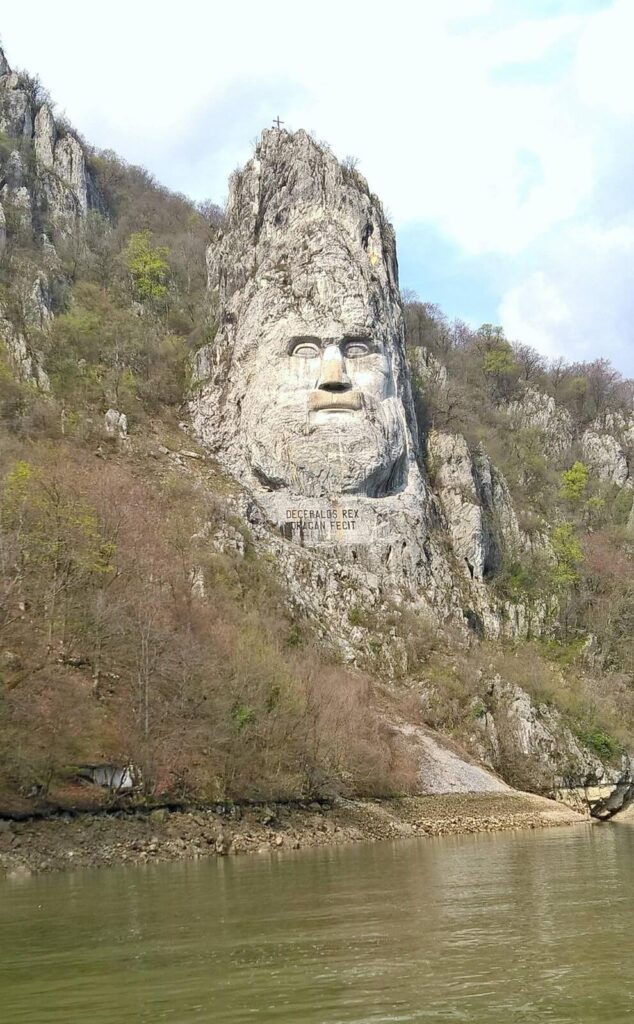Scultura su roccia di Decebalo, l'ultimo re dei Daci, nei pressi delle Porte di ferro del Danubio