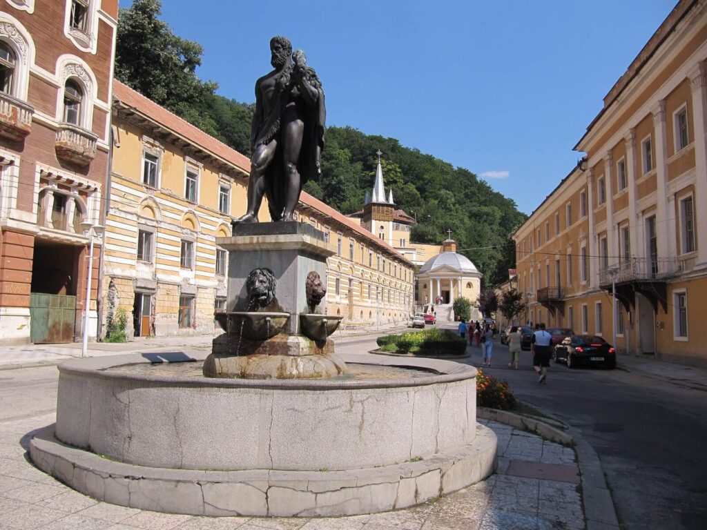 Statua di Ercole nell’omonima piazza a Băile Herculane