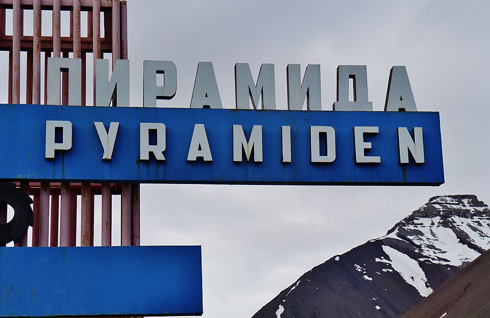 Monumento all'ingresso del villaggio fantasma di Pyramiden