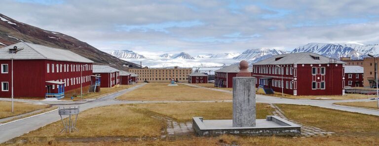 busto di Lenin nella piazza del villaggio fantasma di Pyramiden