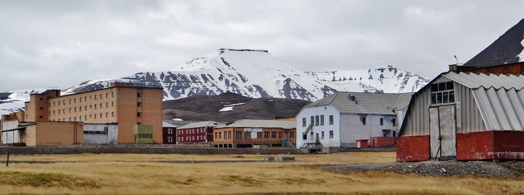 Uno scorcio del villaggio fantasma di Pyramiden
