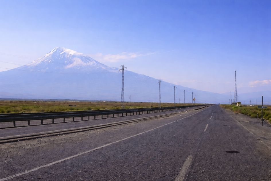 Strada al confine terrestre tra Azerbaigian e Turchia.