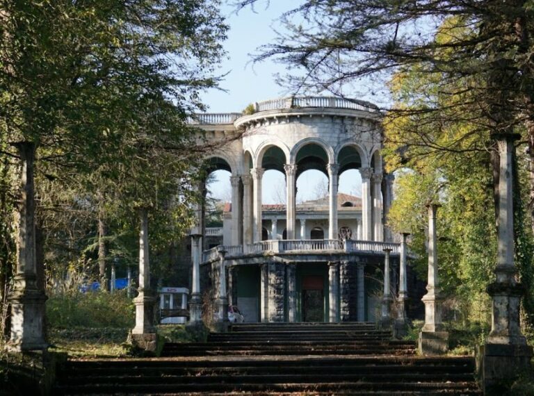Il sanatorio “Medea”, noto anche come sanatorio “Centrosojuz” a Tsqaltubo.