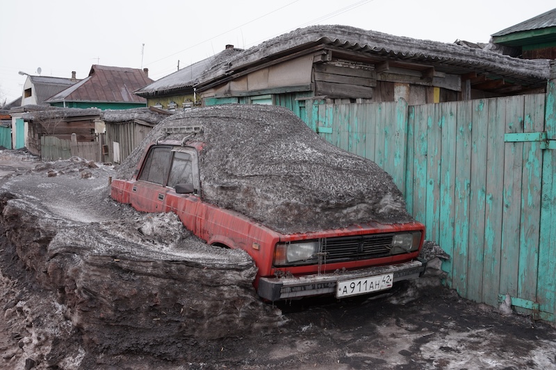 Un’auto ricoperta di residui di carbone a Kiselyovsk, una città dell’oblast’ di Kemerovo in Russia, attivismo ambientale