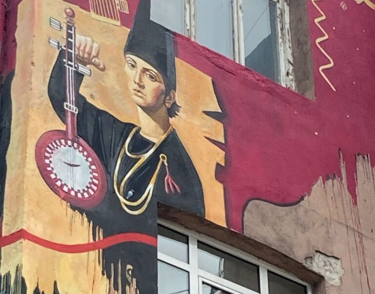 Un murale di Sayat Nova a Erevan