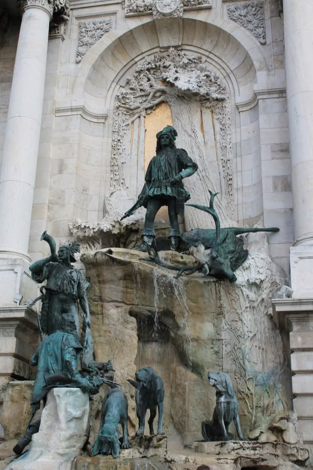Statua di Mátyás Hunyadi nel Castello di Buda