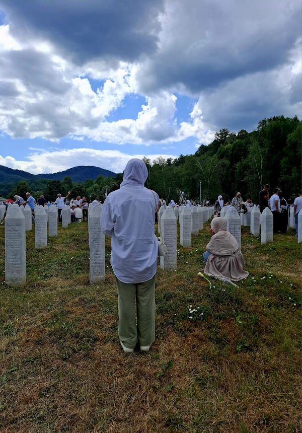 Srebrenica memoriale donne piangenti