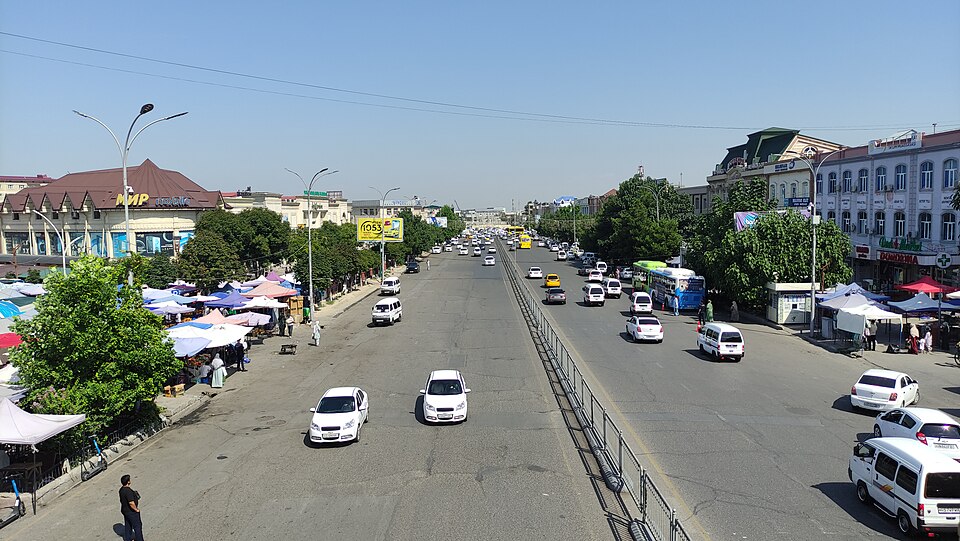 Le Chevrolet bianche sulle strade di Andijan