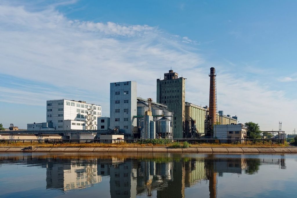 Complesso industriale di Togliatti affacciato sul Volga