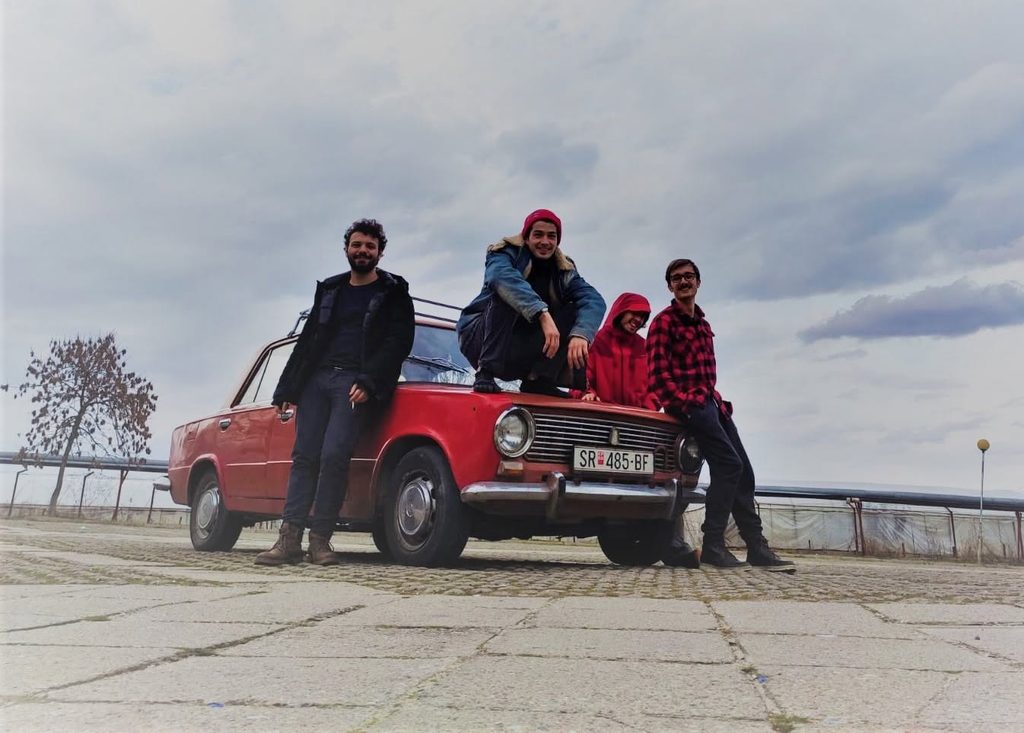 Giovani scopiesi posano accanto a una Lada Vaz 2101 &ldquo;Žiguli&rdquo; rimessa a nuovo