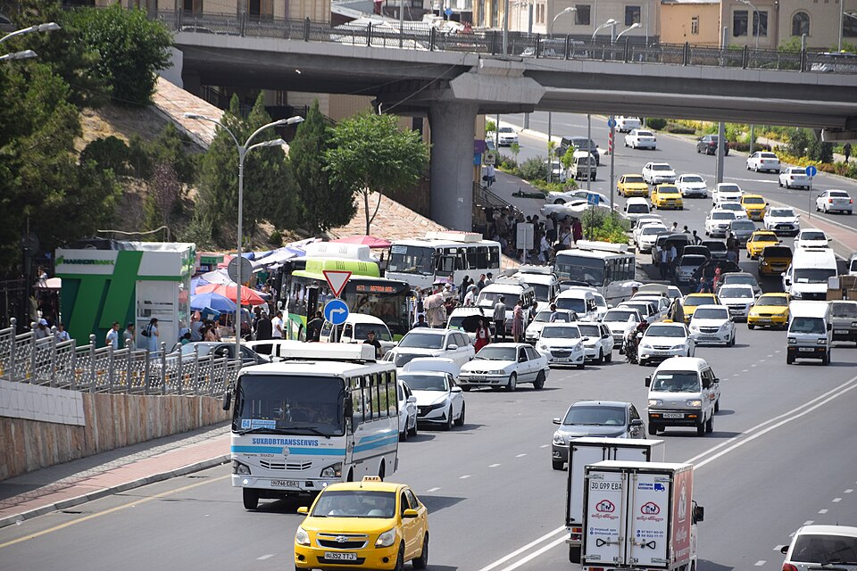 La Chevrolet bianca i mezzo ad altre macchine tra le strade di Samarcanda, Uzbekistan