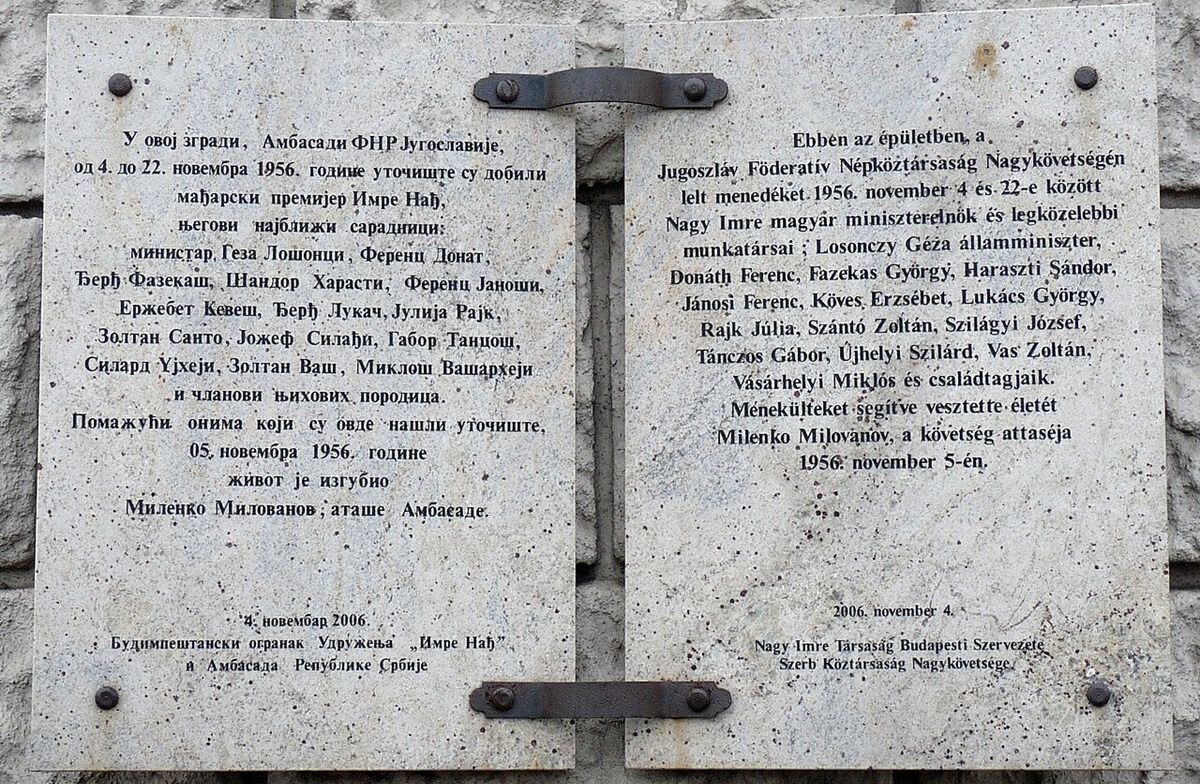 Targa commemorativa dedicata a Imre Nagy apposta sulla parete dell'ex ambasciata jugoslava a Budapest