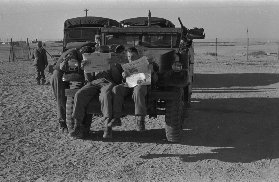 Un soldato della Forza di emergenza delle Nazioni Unite nel Sinai, durante la crisi di Suez del 1956, legge il quotidiano jugoslavo &ldquo;Borba&rdquo; 